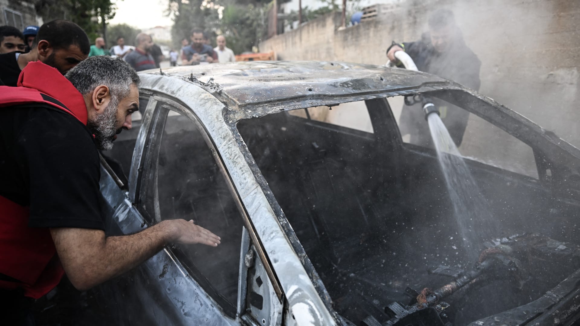 أطلقوا الرصاص وأشعلوا النار.. شاهد ما فعله مستوطنون مسلحون لمنزل فلسطينيين بالضفة الغربية