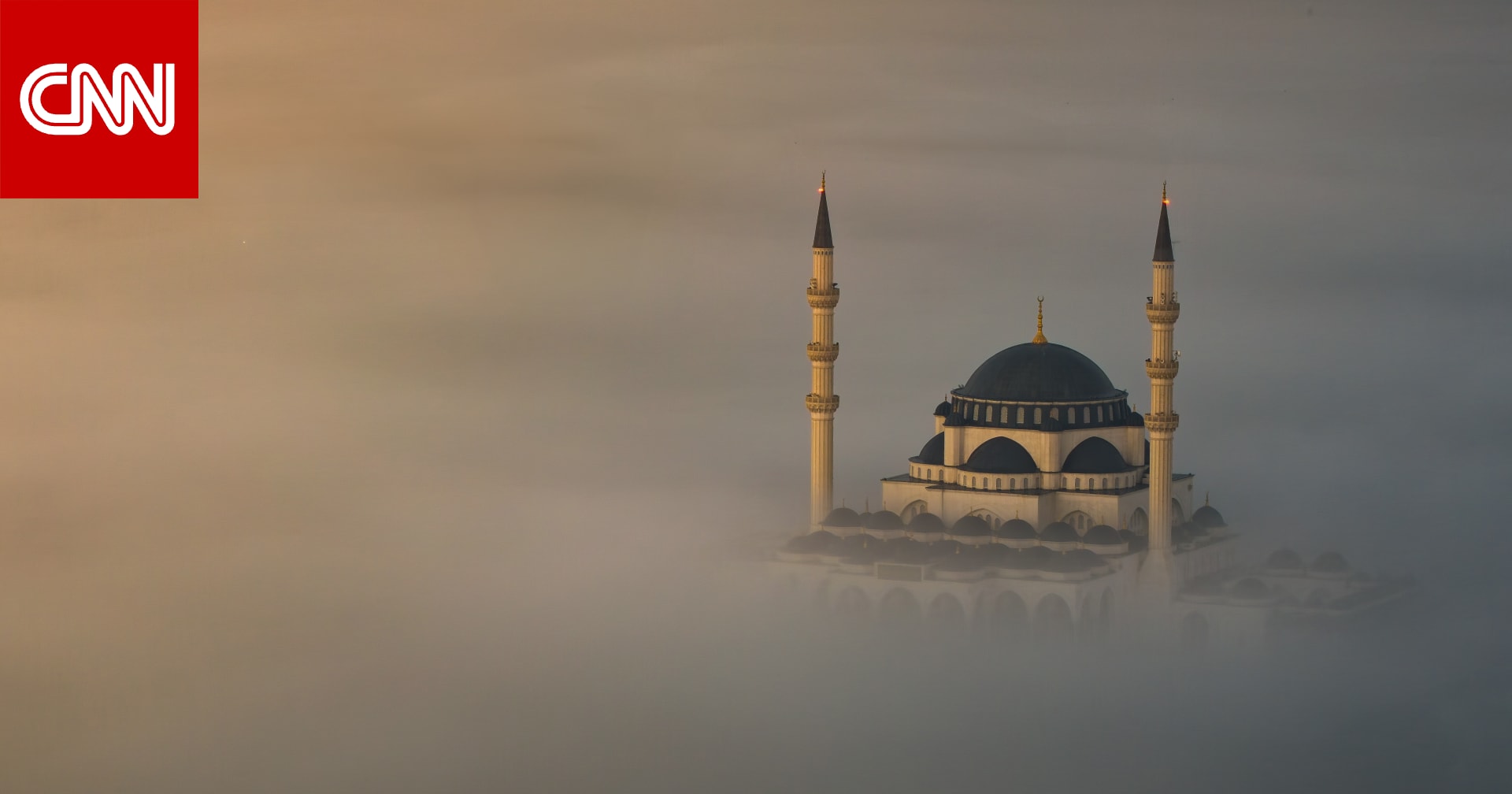 بالصور.. مشهد روحاني مهيب لمسجد بمئذنتين متطابقتين يعانقهما الضباب في الإمارات 