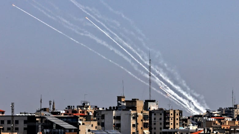 قصف متبادل بين الإسرائيليين والفلسطينيين.. هل يتجه لمزيد من التصعيد؟