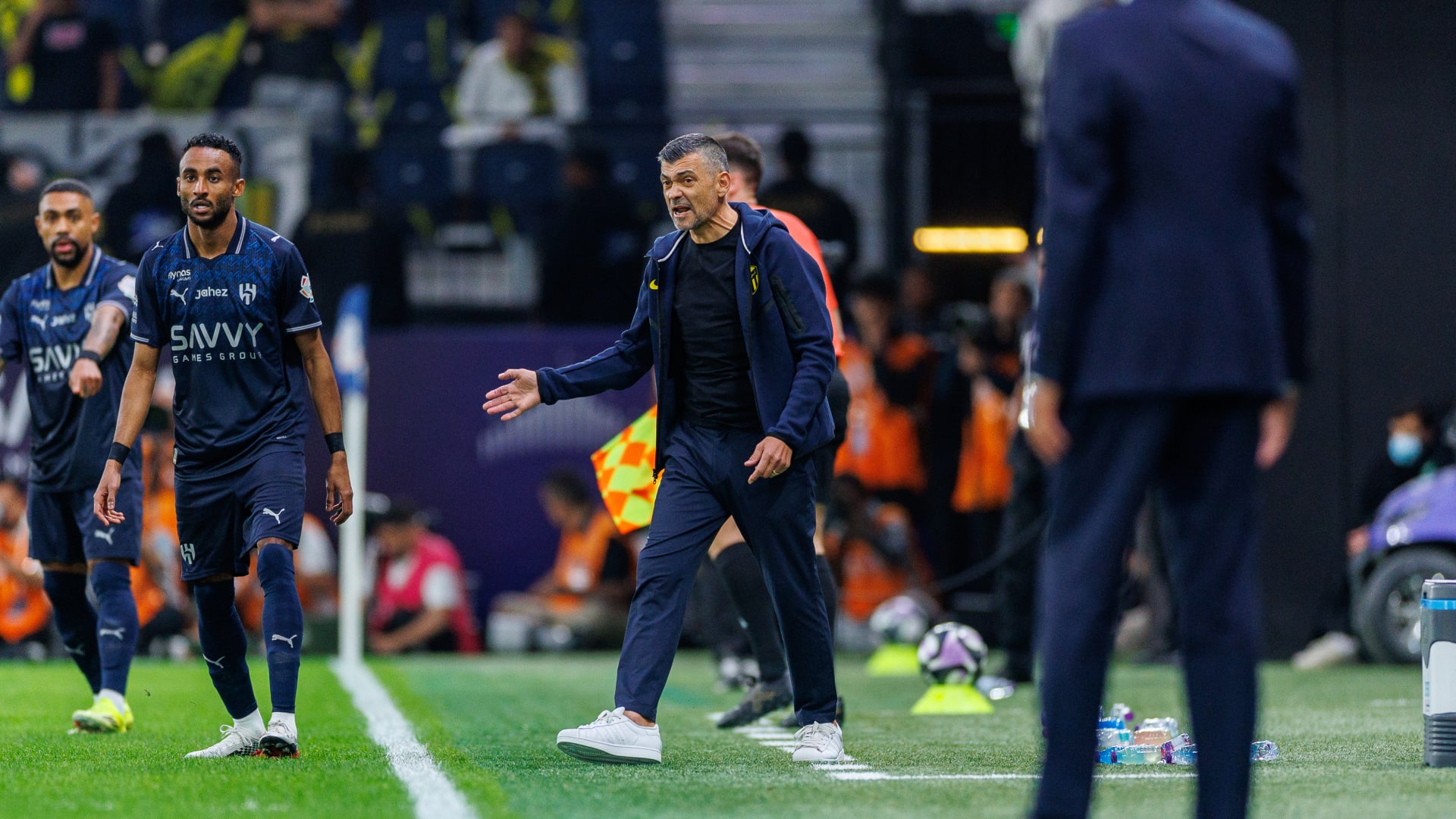 "كُن شجاعاً".. لاعب سعودي يرد بقوة على تصريحات مدربه السابق كونسيساو