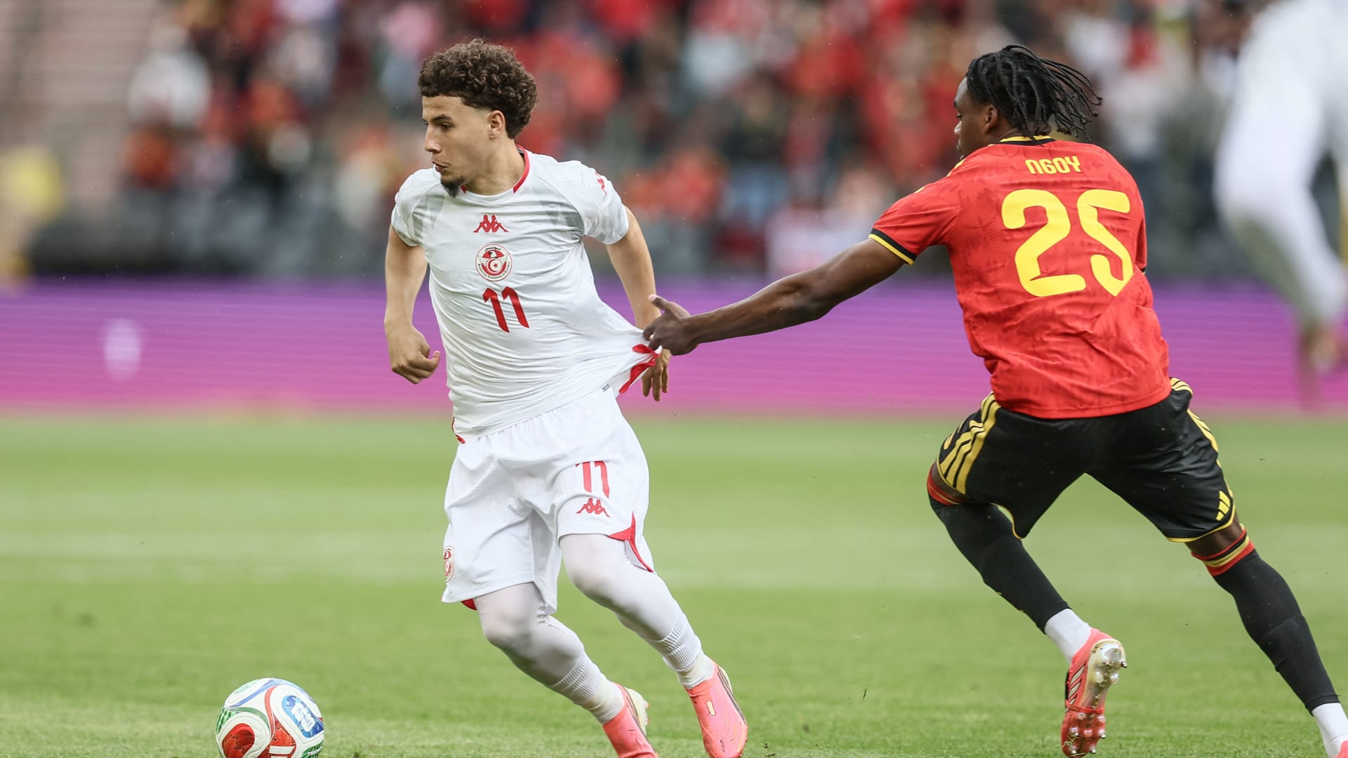 هذا ما فعله جمهور منتخب تونس مع اللاعبين بعد خسارة ثقيلة أمام بلجيكا