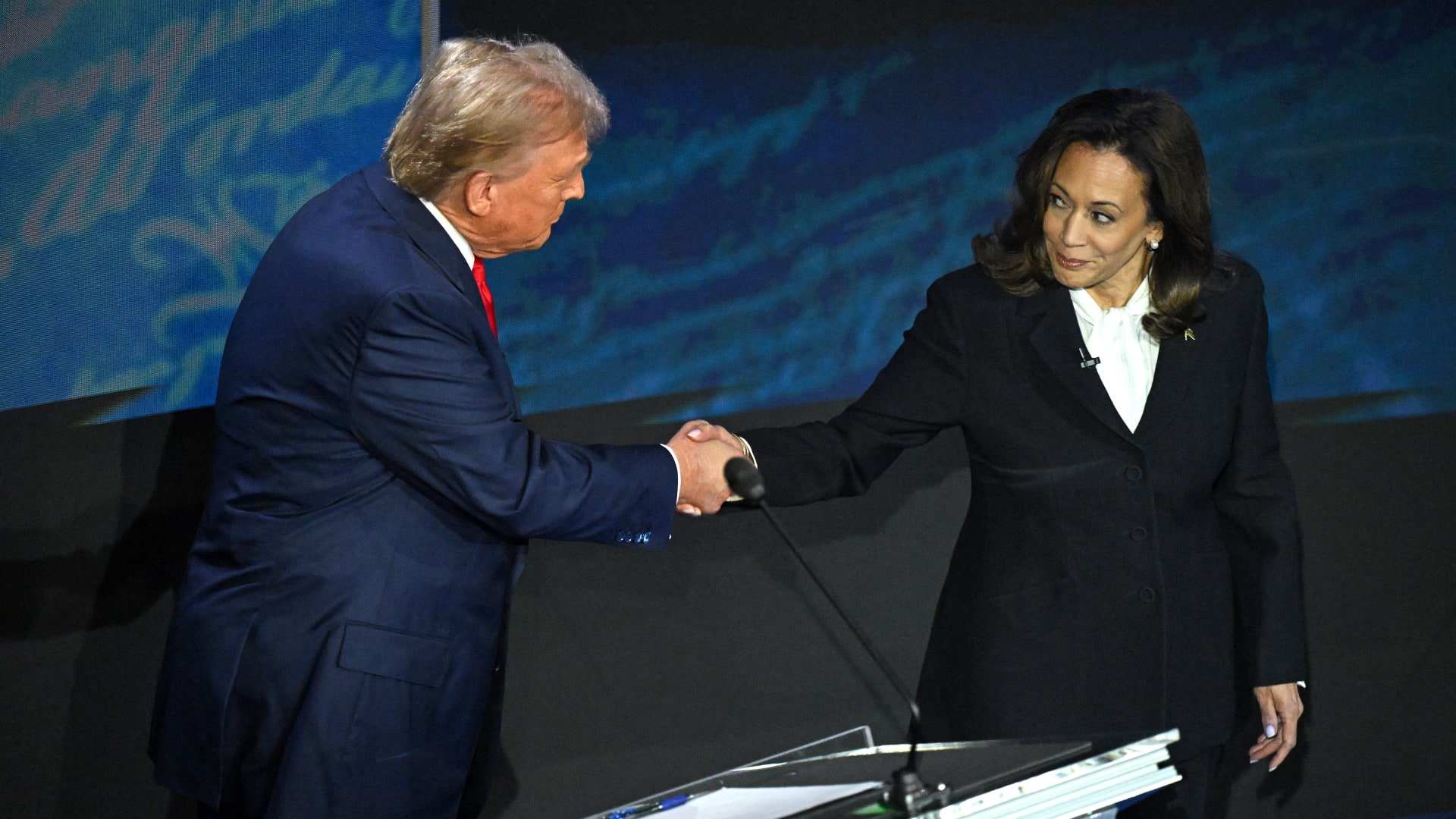 "لم يُجيبا على القضايا الكبرى".. شاهد كيف علق مذيع CNN على المناظرة بين ترامب وهاريس