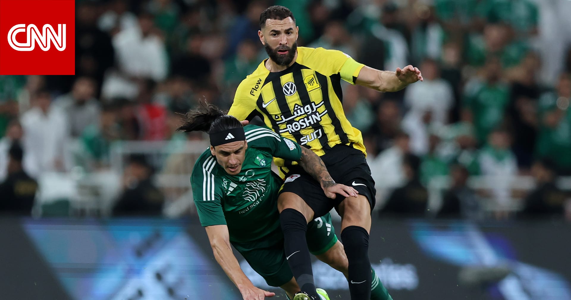 تصرف إيبانيز تجاه بنزيما خلال مباراة الاتحاد والأهلي يثير تفاعلاً