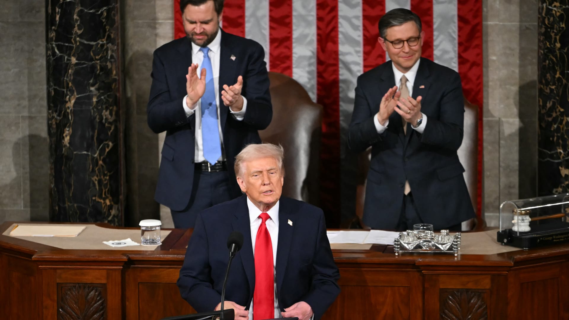 لحظة إخراج المشرع غرين لرفع لافتة احتجاجية بعد منشور ترامب "العنصري" عن أوباما وزوجته