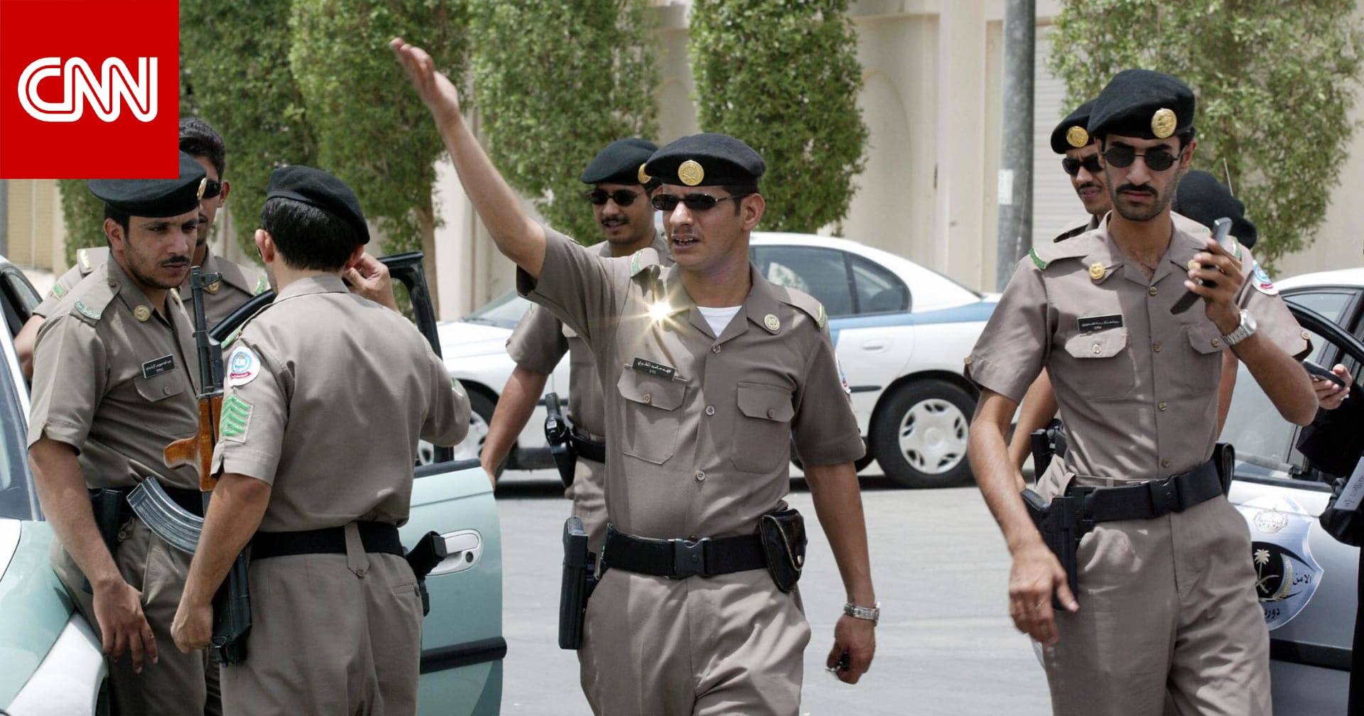 "رجل و4 نساء".. الأمن السعودي يعلن ضبط 5 وافدين داخل شقة ويكشف ما فعلوه