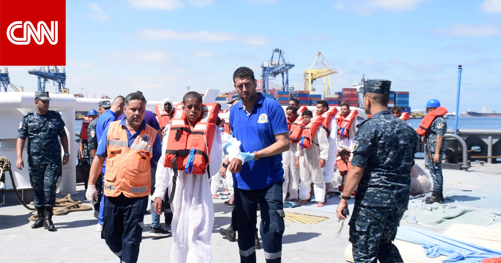 الجيش المصري: إنقاذ مركب هجرة "غير شرعية" على متنه 31 شخصًا