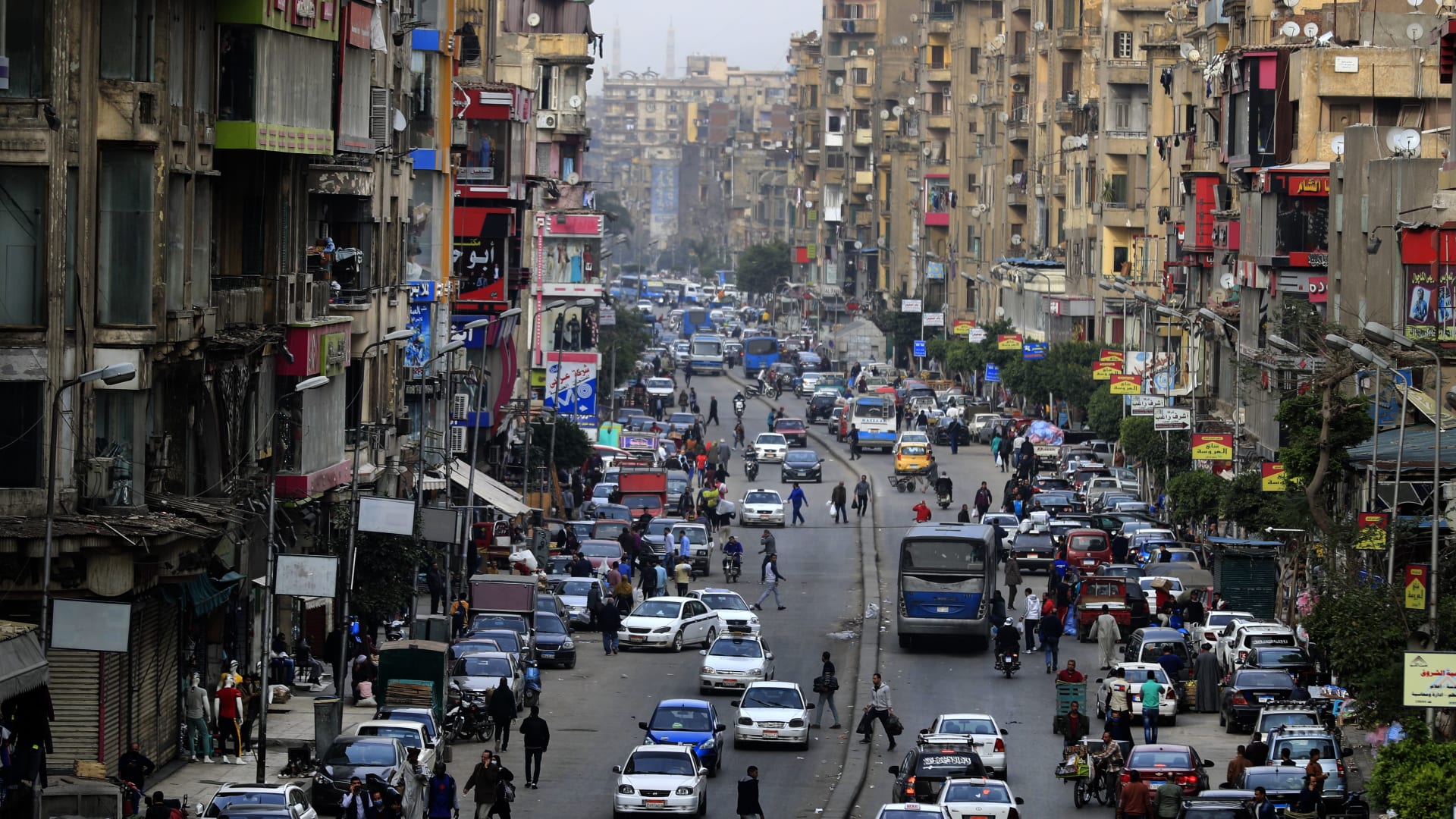 مارة وسيارات في شارع قصر العيني وسط العاصمة المصرية - 25 مارس 2020