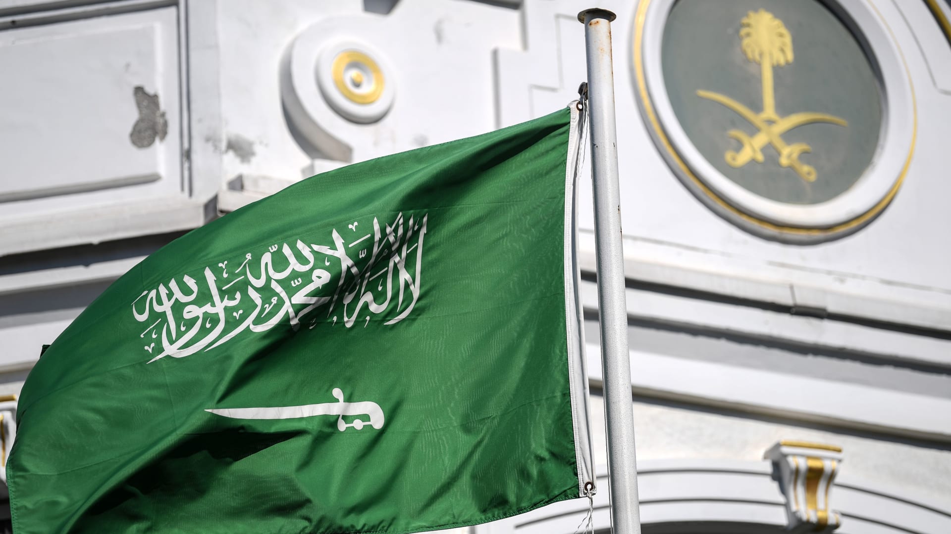 صورة تعبيرية أرشيفية للعلم السعودي بسفارة المملكة بإسطنبول 