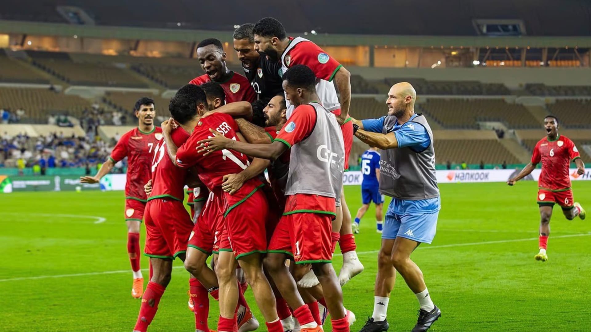 كاد أن يحول الأفراح إلى خيبة أمل.. احتفال لاعب عُمان أمام الكويت يثير جدلًا