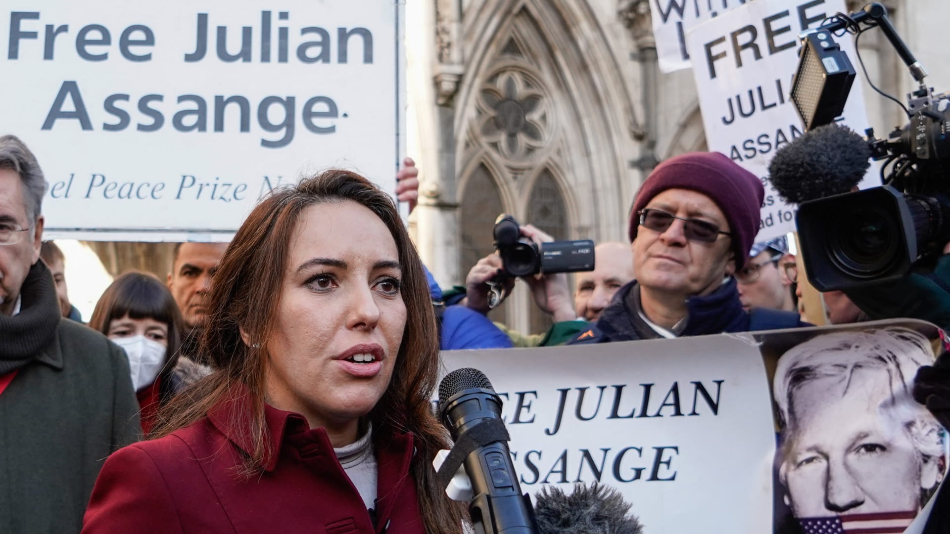 خطيبة جوليان أسانج ستيلا موريس خارج المحكمة العليا في بريطانيا