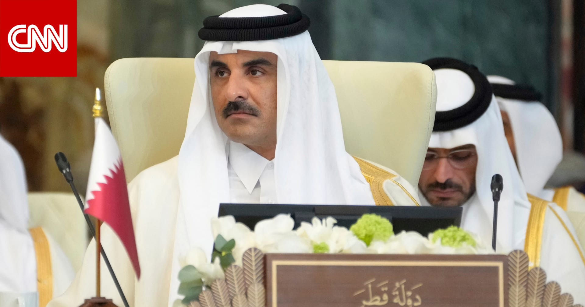 لُفّت جثامينهم بالأعلام الفلسطينية والقطرية.. تميم بن حمد يؤدي صلاة الجنازة على قتلى الهجوم الإسرائيلي