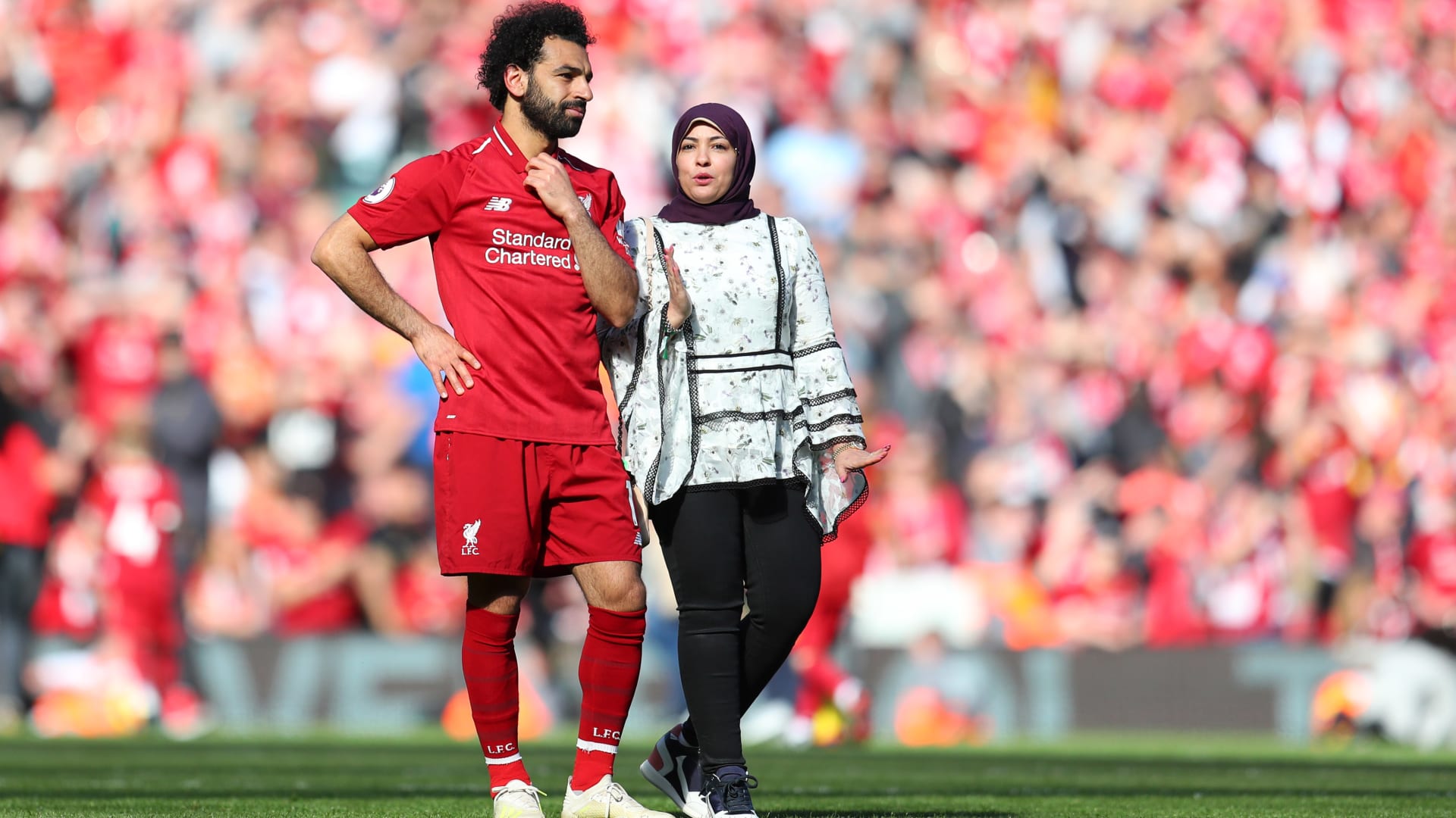 صورة أرشيفية لمحمد صلاح وزوجته عقب إحدى المباريات 