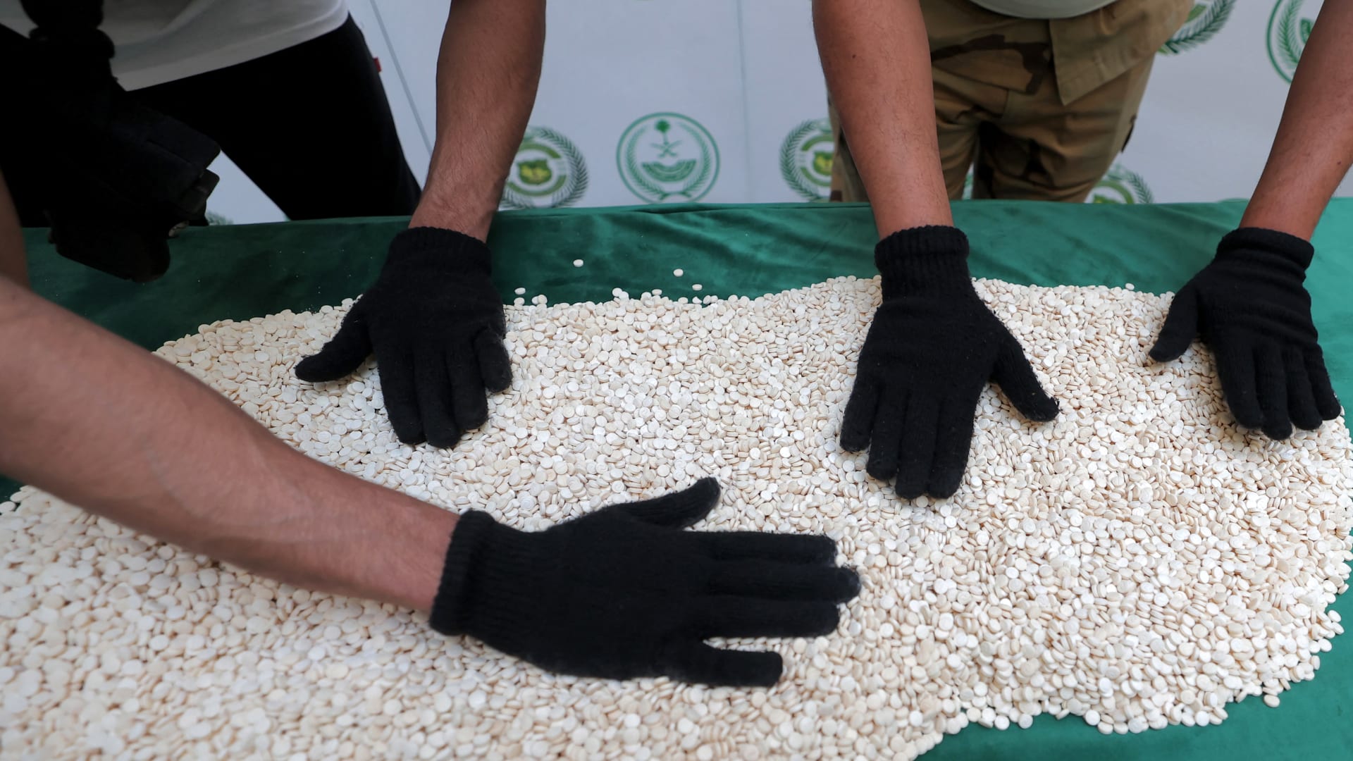 السعودية.. إحباط تهريب ملايين الأقراص المخدرة مخبأة في إرسالية "فحم"