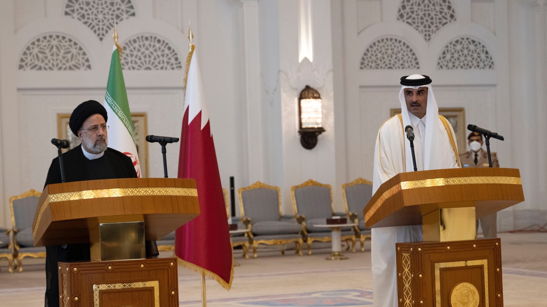 إبراهيم رئيسي يزور قطر في أول زيارة لرئيس إيراني منذ أكثر من عقد