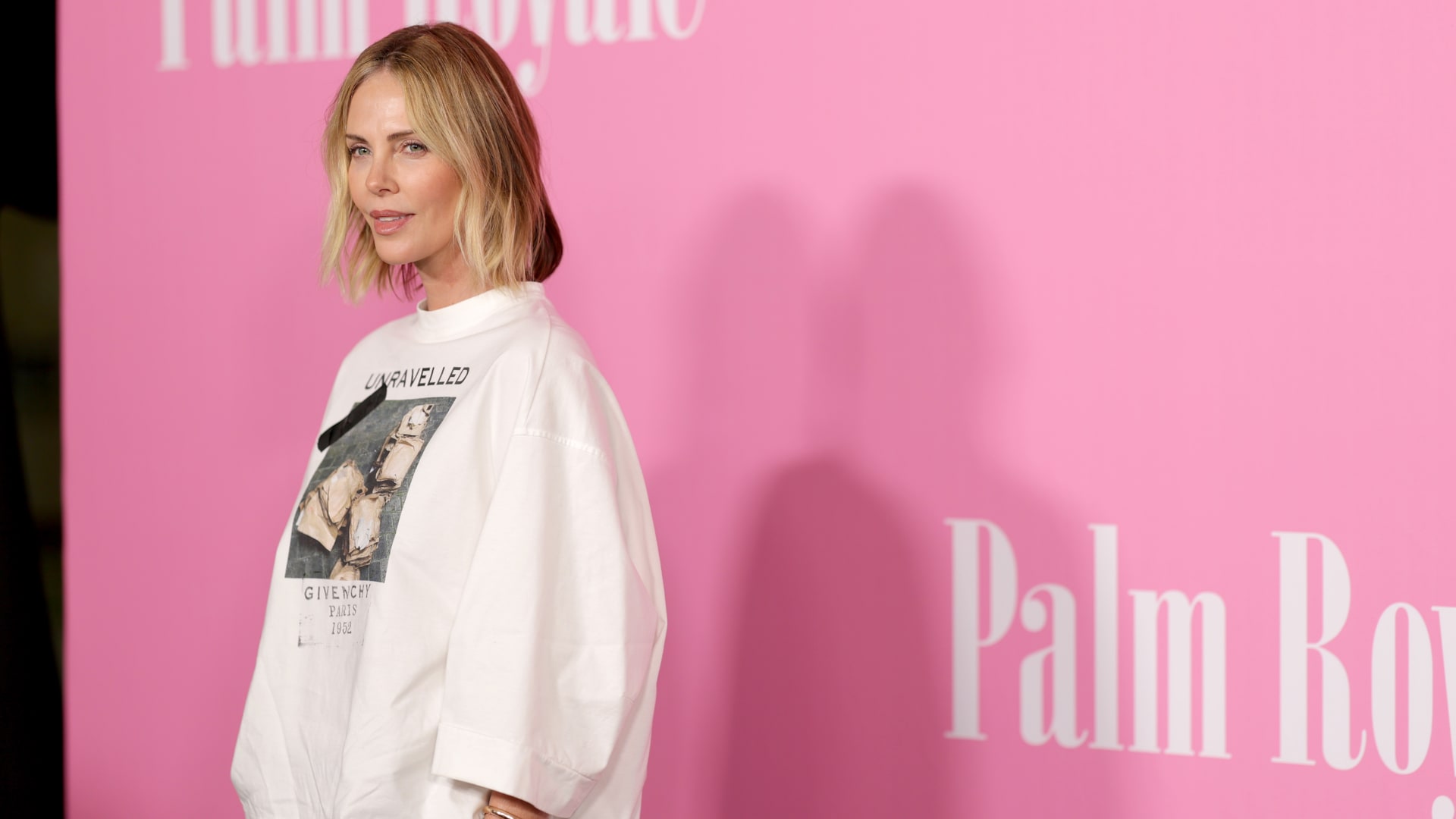 "تيشيرت" قطني وحذاء رياضي.. تشارليز ثيرون بإطلالة بسيطة على السجّادة الحمراء