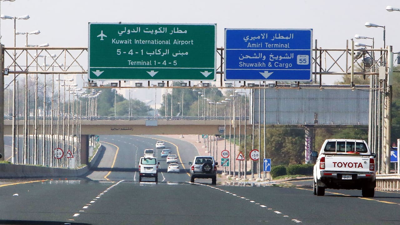 الكويت.. استهداف مبنى حكومي و"حريق هائل" بمستودع وقود بالمطار عقب غارات "درون"