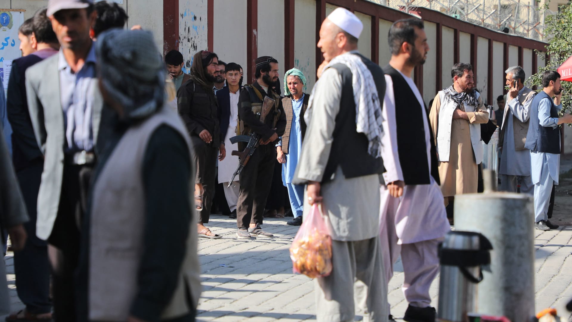 مقاتلون من طالبان أمام مستشفى نقل إليه مصابوا التفجير الانتحاري 