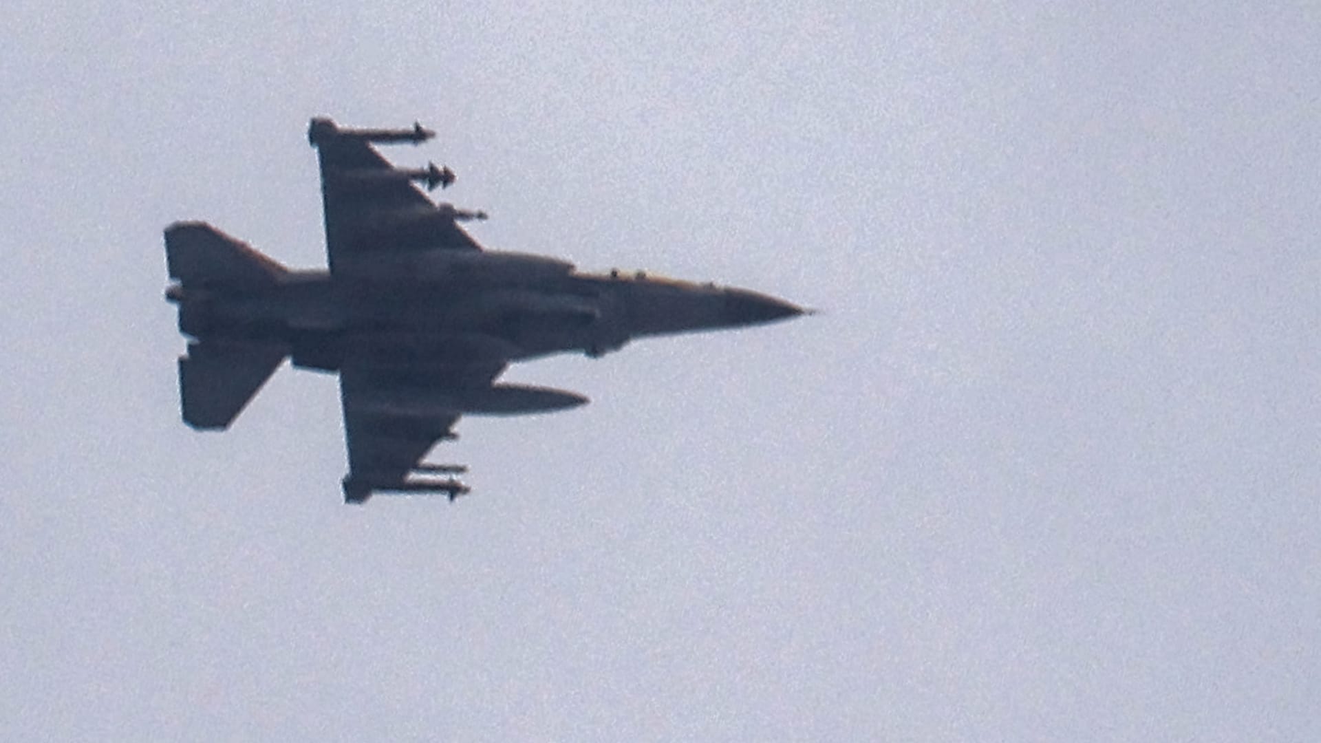 الجيش الإسرائيلي يُعلن ضرب مواقع للجيش السوري وحزب الله