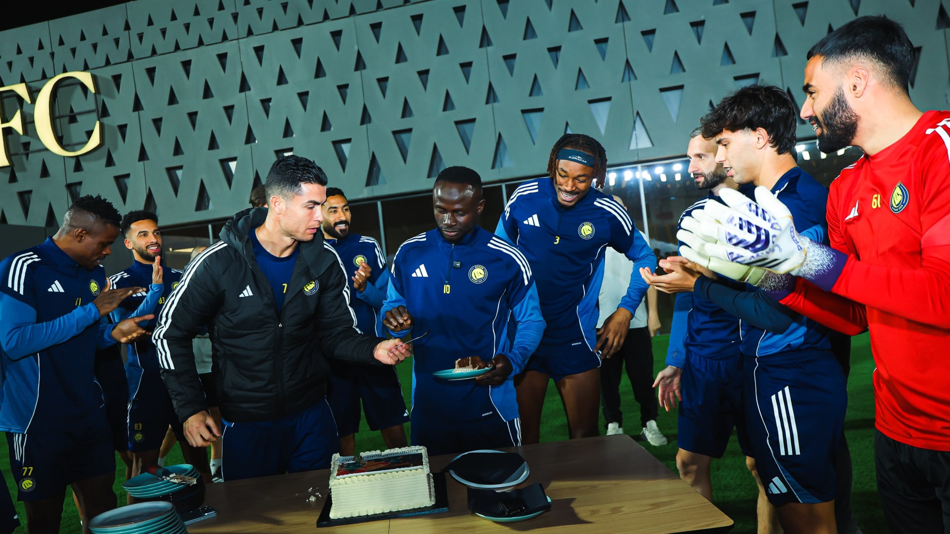 تصرف "طريف" من رونالدو خلال احتفاء لاعبي النصر بعودة ساديو ماني