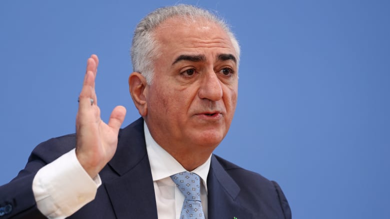 ولي عهد إيران السابق يخاطب "الجيران العرب" ويبين طريقين أمام المنطقة 