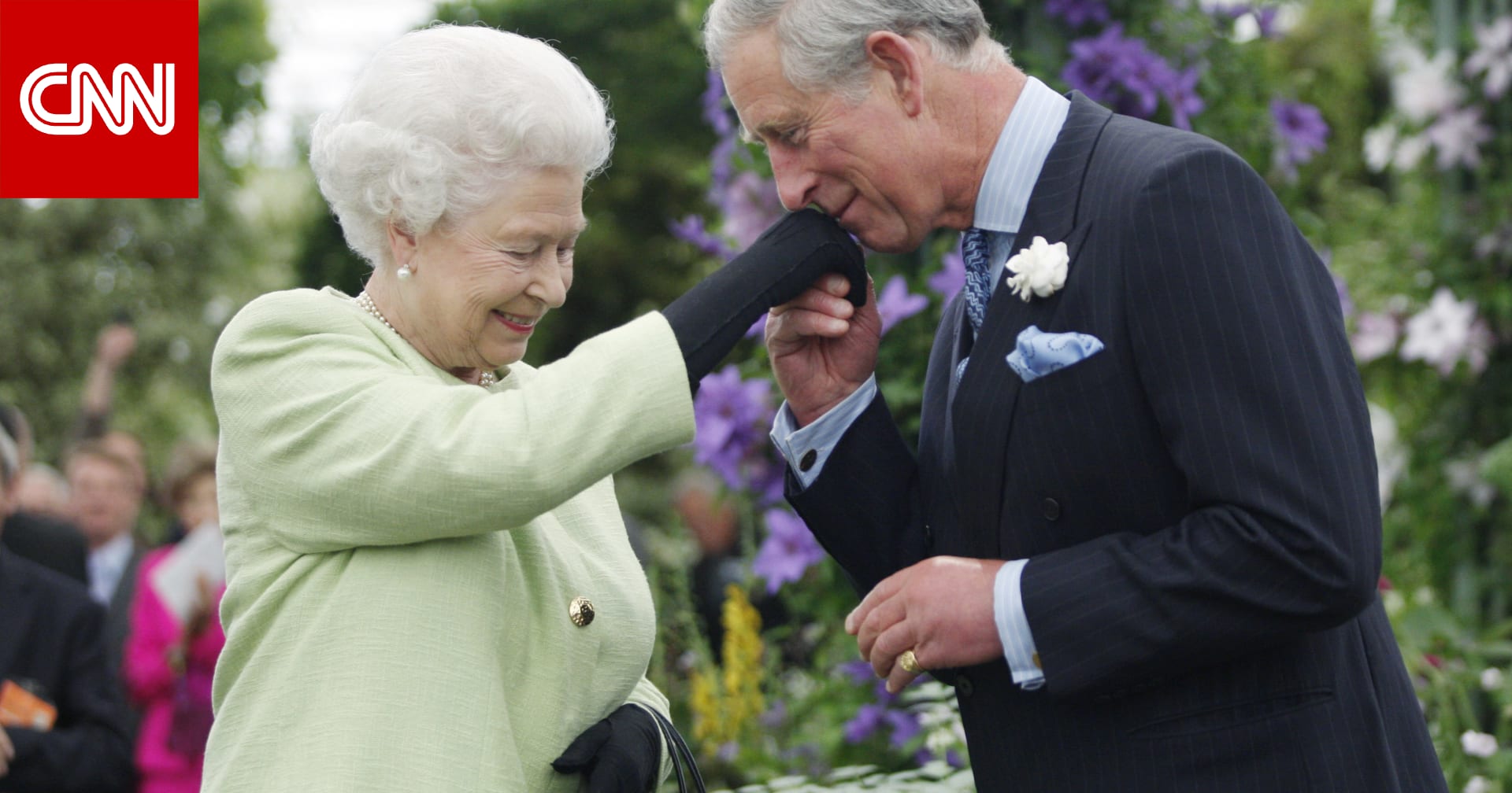 قفازات الملكة وبشت ولي العهد السعودي.. كيف تصبح الأزياء لغة بروتوكول؟ 