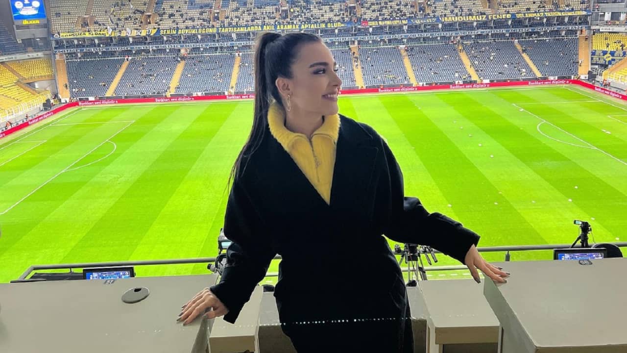 بعد تفاعل على "نظراتها" للاعب فنربخشة أثناء طرح الأسئلة.. صحفية تركية ترد