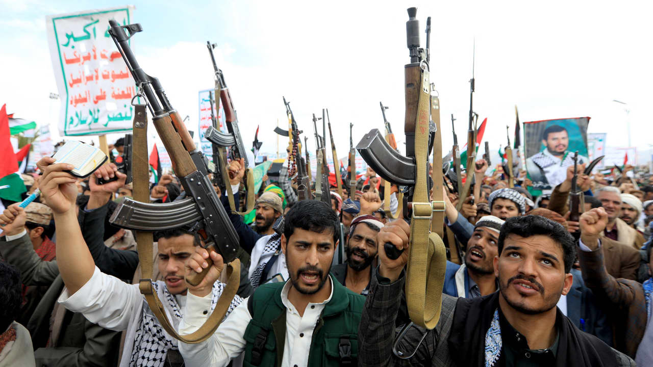 الجيش الأمريكي يعلن تدمير زورقين مسيرين وموقعي رادار للحوثيين باليمن