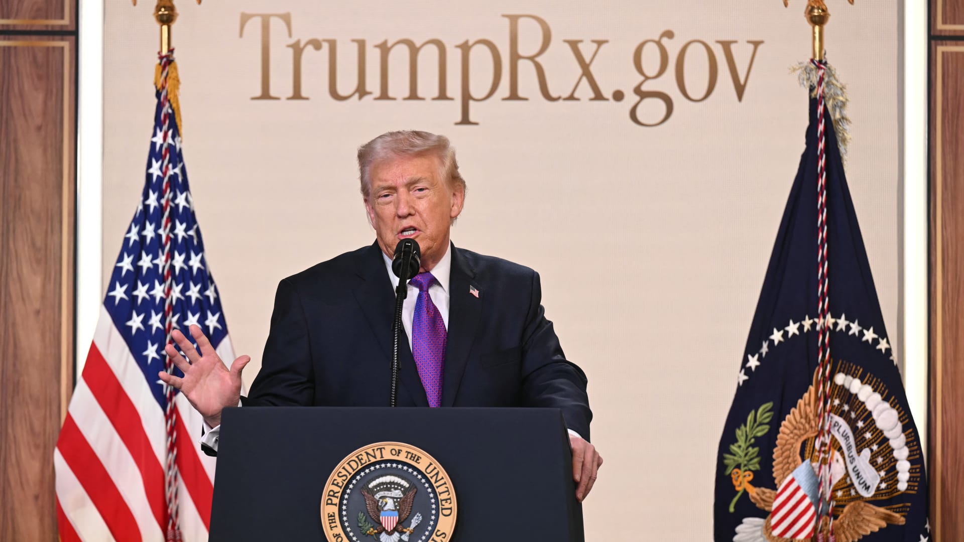 ترامب يلتقي رئيس هندوراس ويبحثان الهجرة وتهريب المخدرات