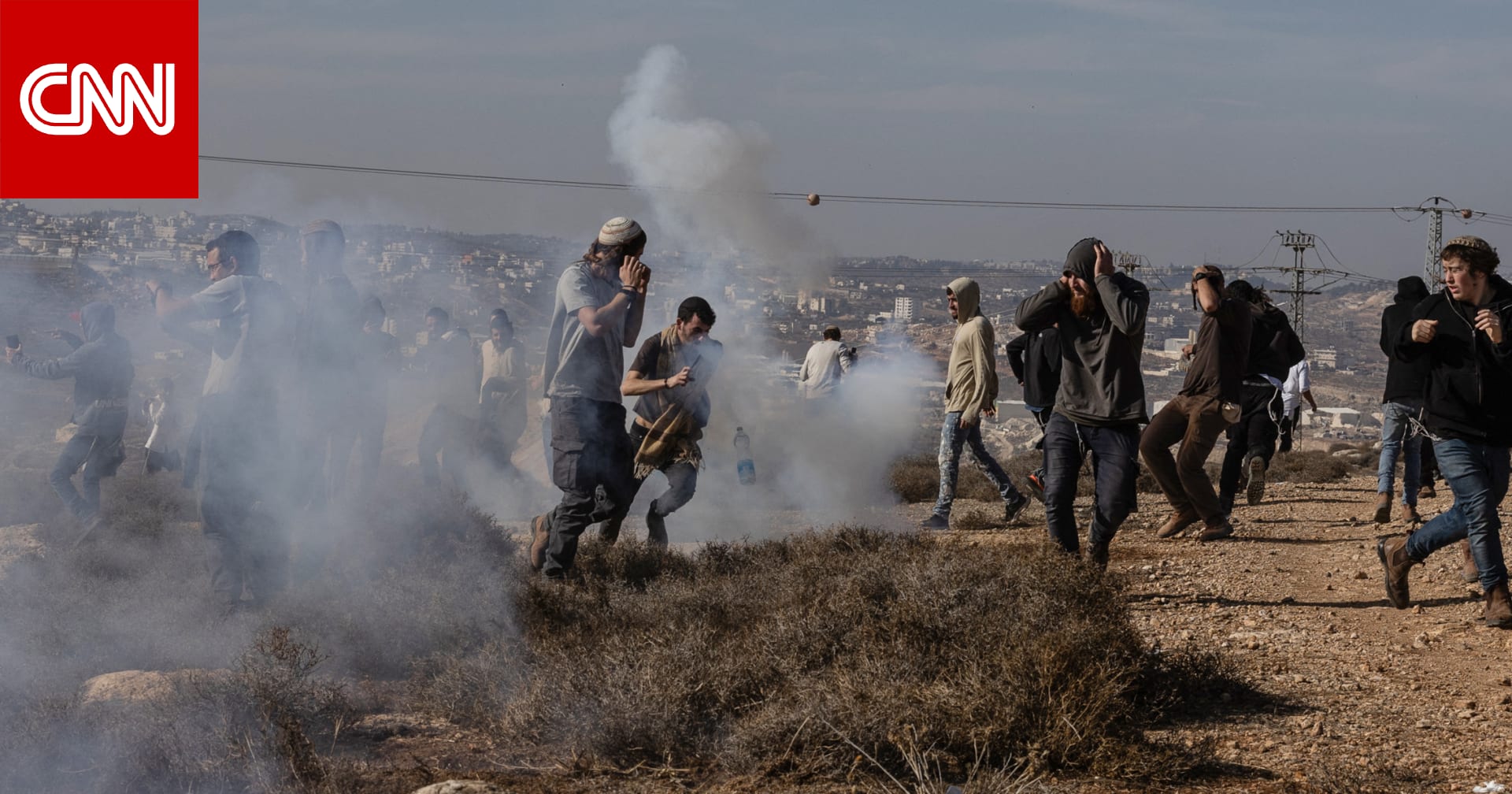 مستوطنون إسرائيليون يحرقون مركبات ومنازل فلسطينية في قرية بالضفة الغربية