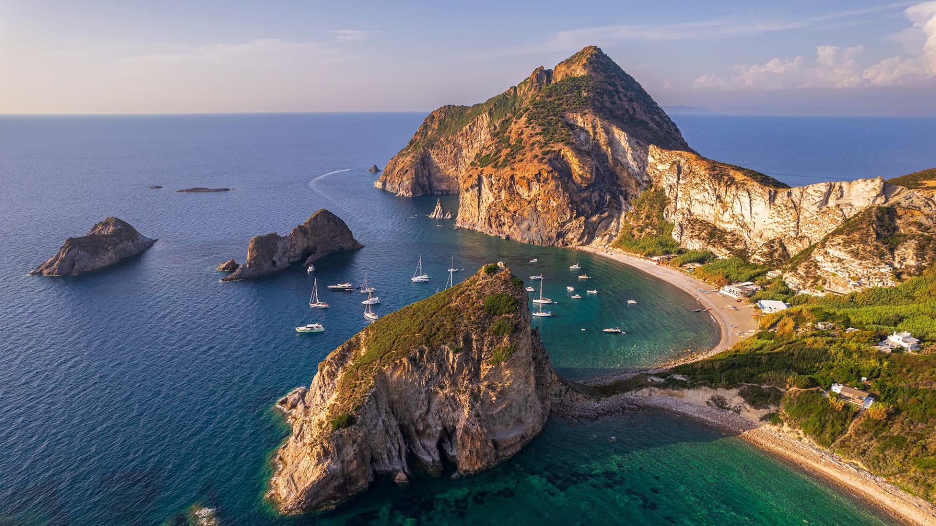 بلا طرق ولا تغطية وخالية من السيّاح تقريبًا.. أين تقع هذه الجزيرة الإيطالية الفردوسية؟