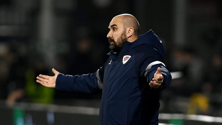 سقط على أرض الملعب فجأةً ثم تُوفي.. مدرب الخلود السعودي السابق يفارق الحياة