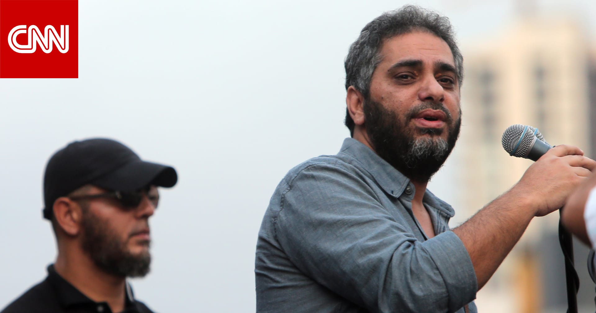 "إلى أبي".. أغنية من محمد إلى والده فضل شاكر بعد يوم من مثوله أمام المحكمة