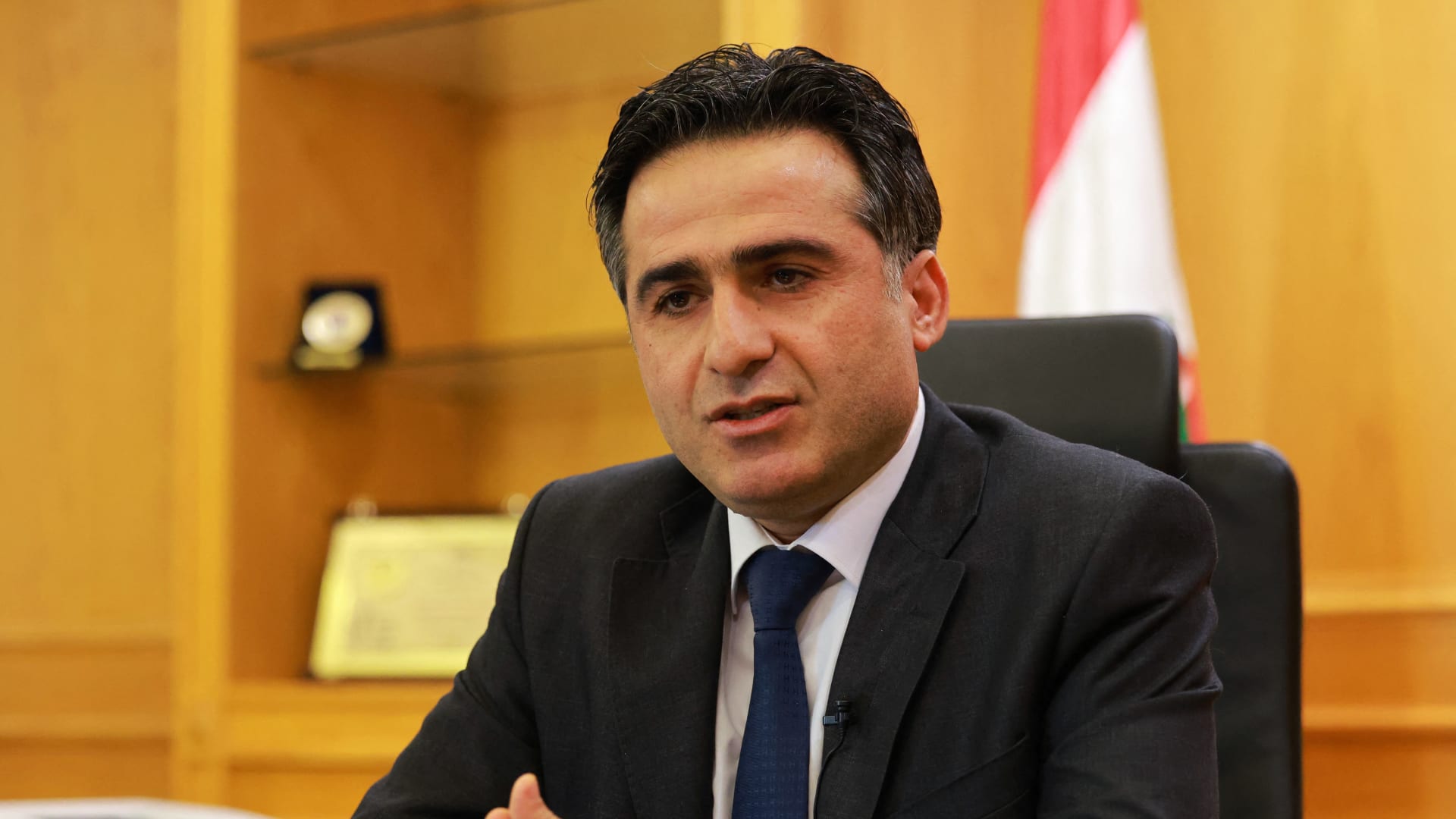 بعد ظهور رسالة تهاجم حزب الله على شاشات مطار بيروت.. وزير الأشغال اللبناني يُعلق على "الخرق"