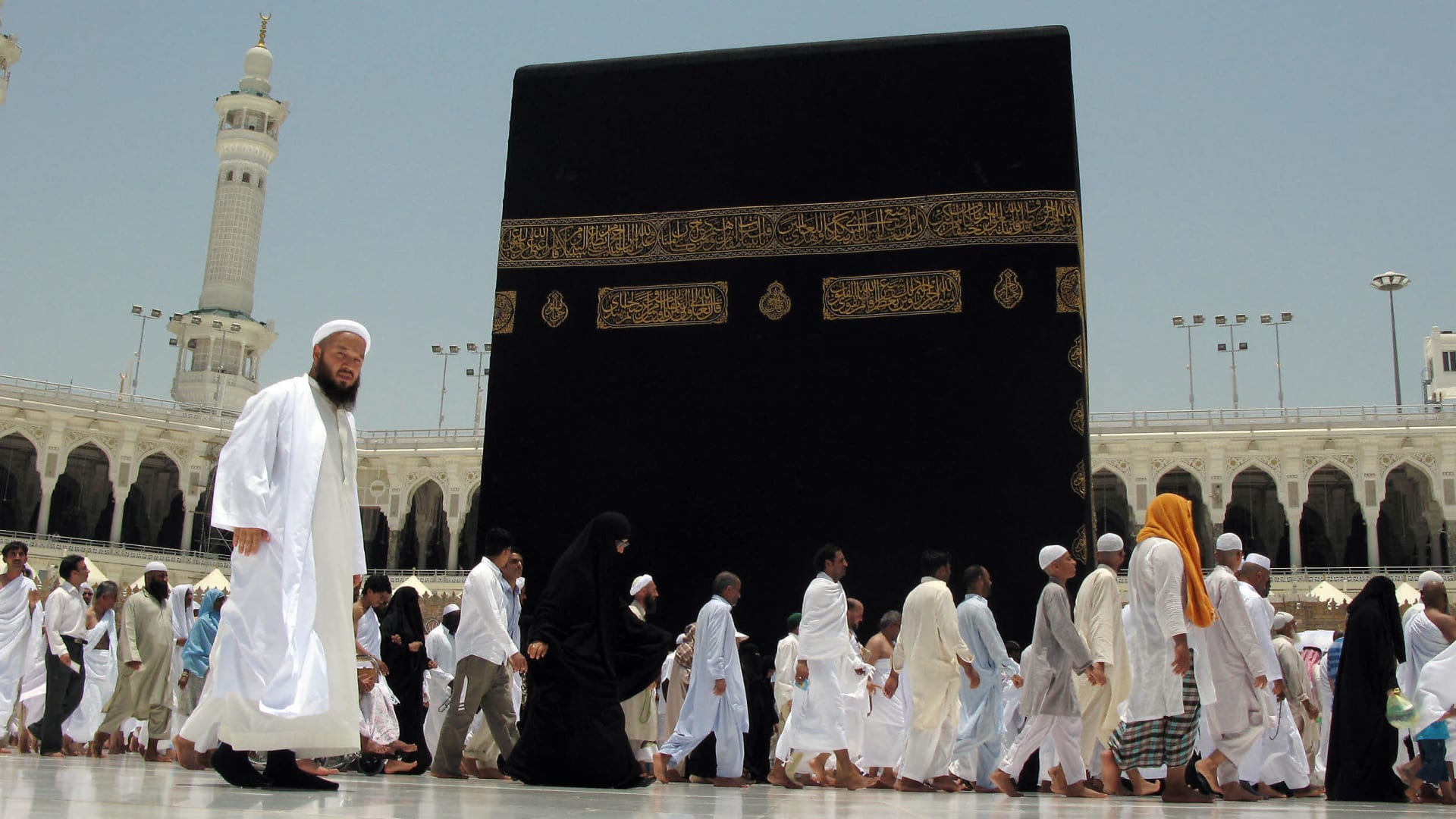 السعودية.. الداعية عائض القرني يعلق بوسم "الحوثي يستهدف مكة"