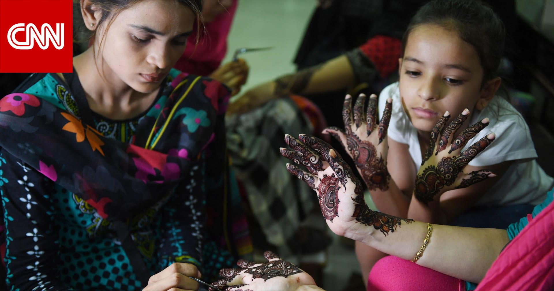 الحِنَّاء العربية.. لغة جمال تقليديّة تتواصل مع الأجيال الجديدة 