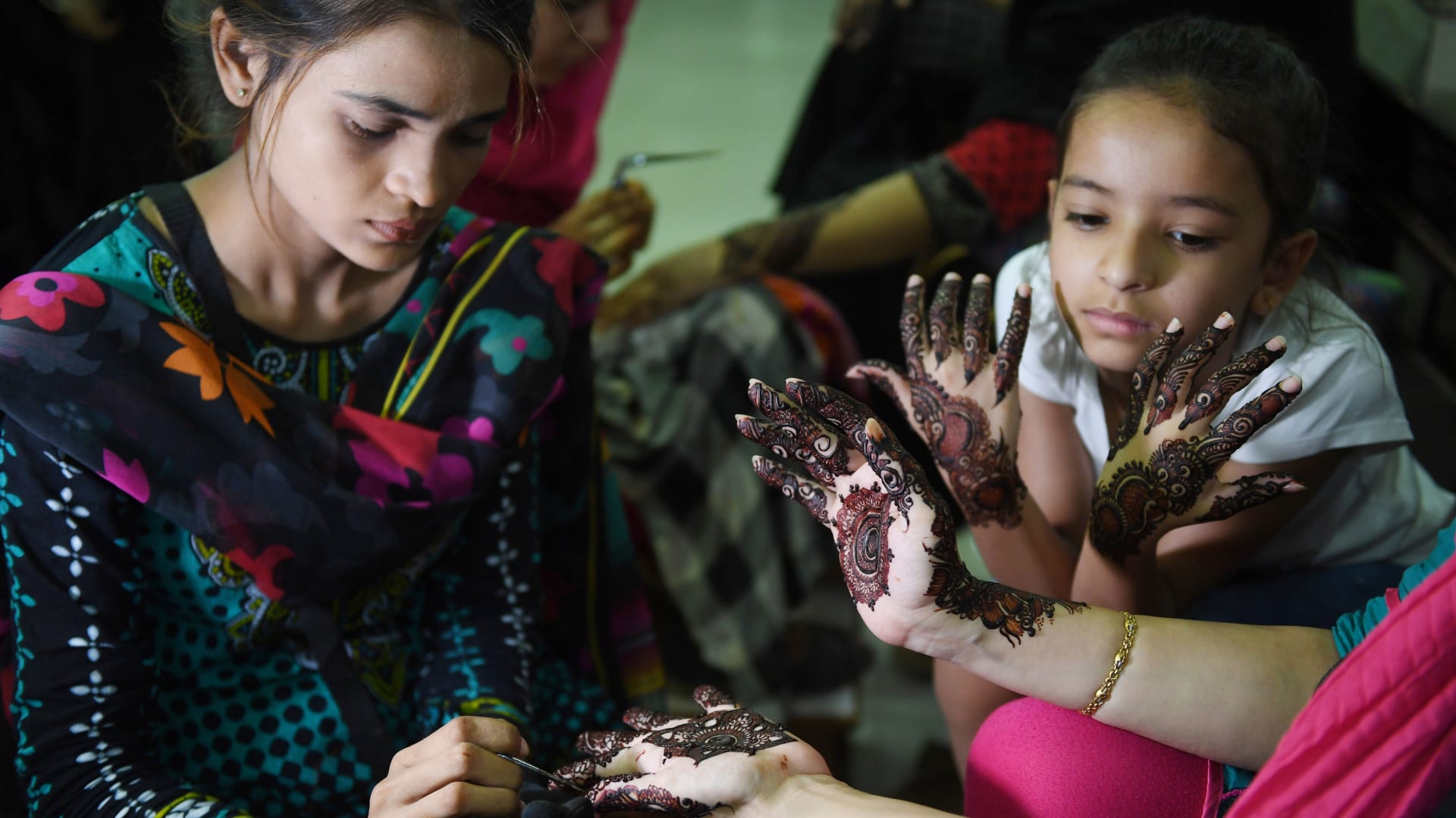 الحِنَّاء العربية.. لغة جمال تقليديّة تتواصل مع الأجيال الجديدة