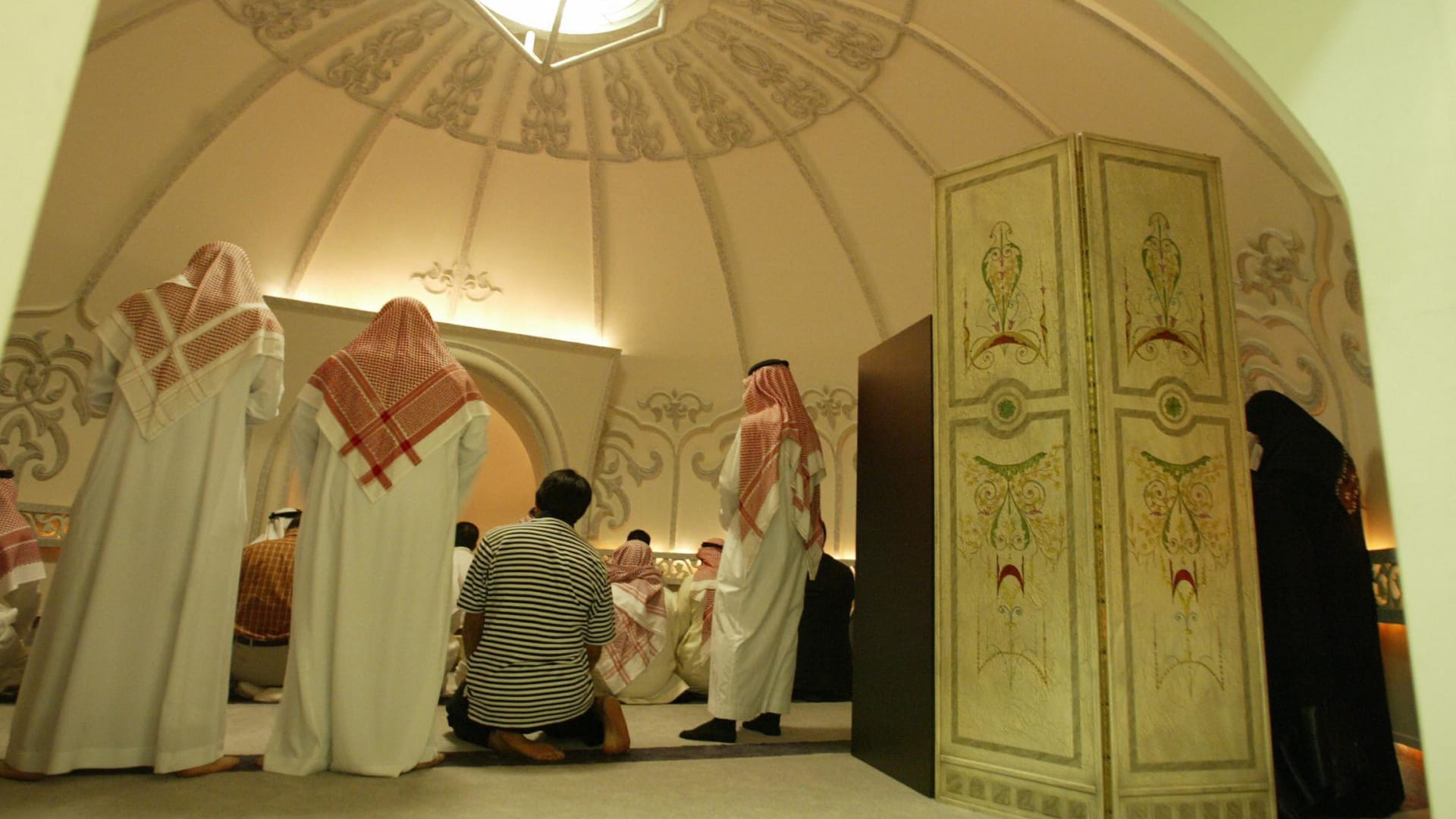 صورة تعبيرية لرجال يؤدون الصلاة في السعودية 