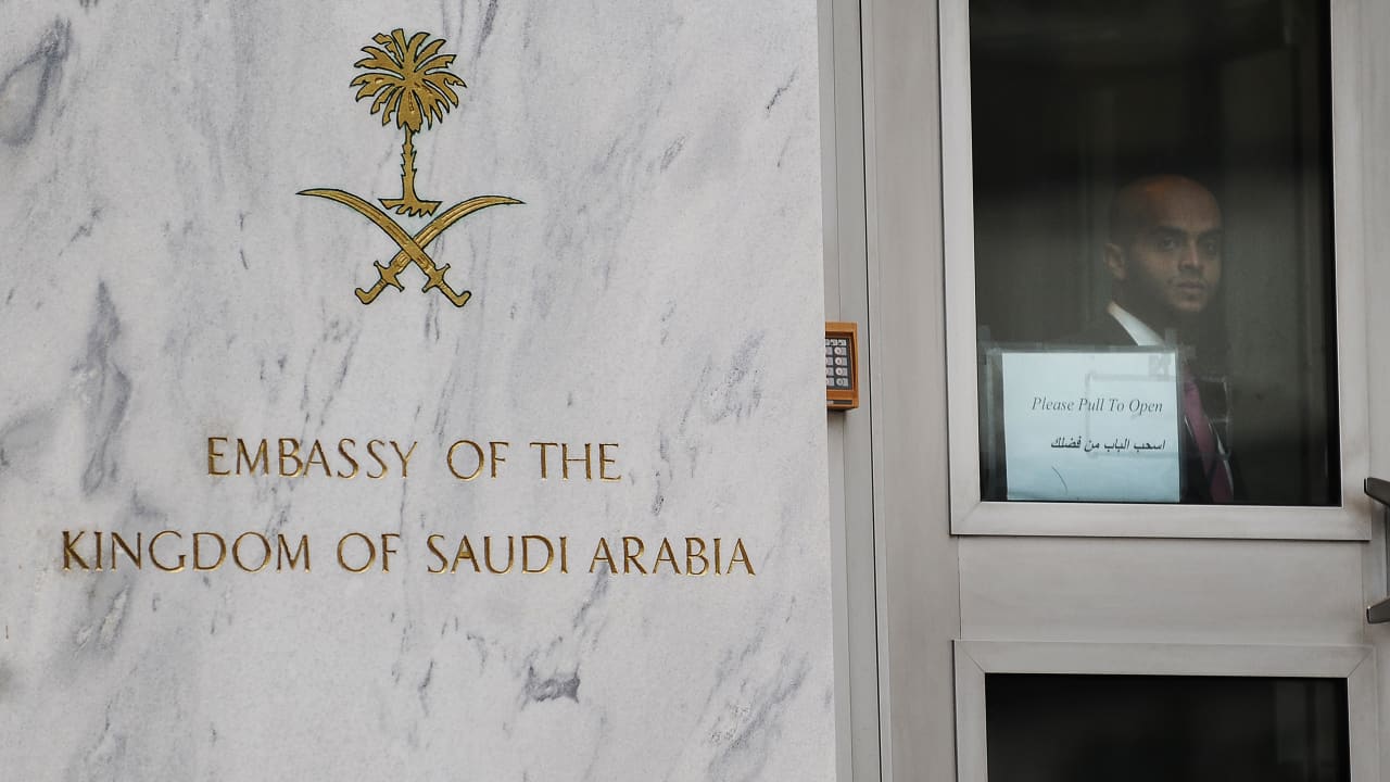 بيان للسفارة السعودية بأمريكا بعد فيديو اعتداء على فتاة بمدرسة وزعم أنها مواطنة سعودية