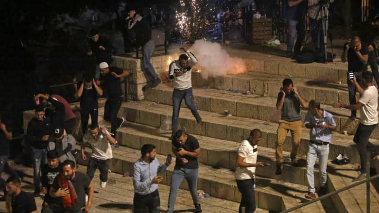 شاهد.. لقطات جديدة من الاشتباكات بين فلسطينيين والشرطة الإسرائيلية بالقدس