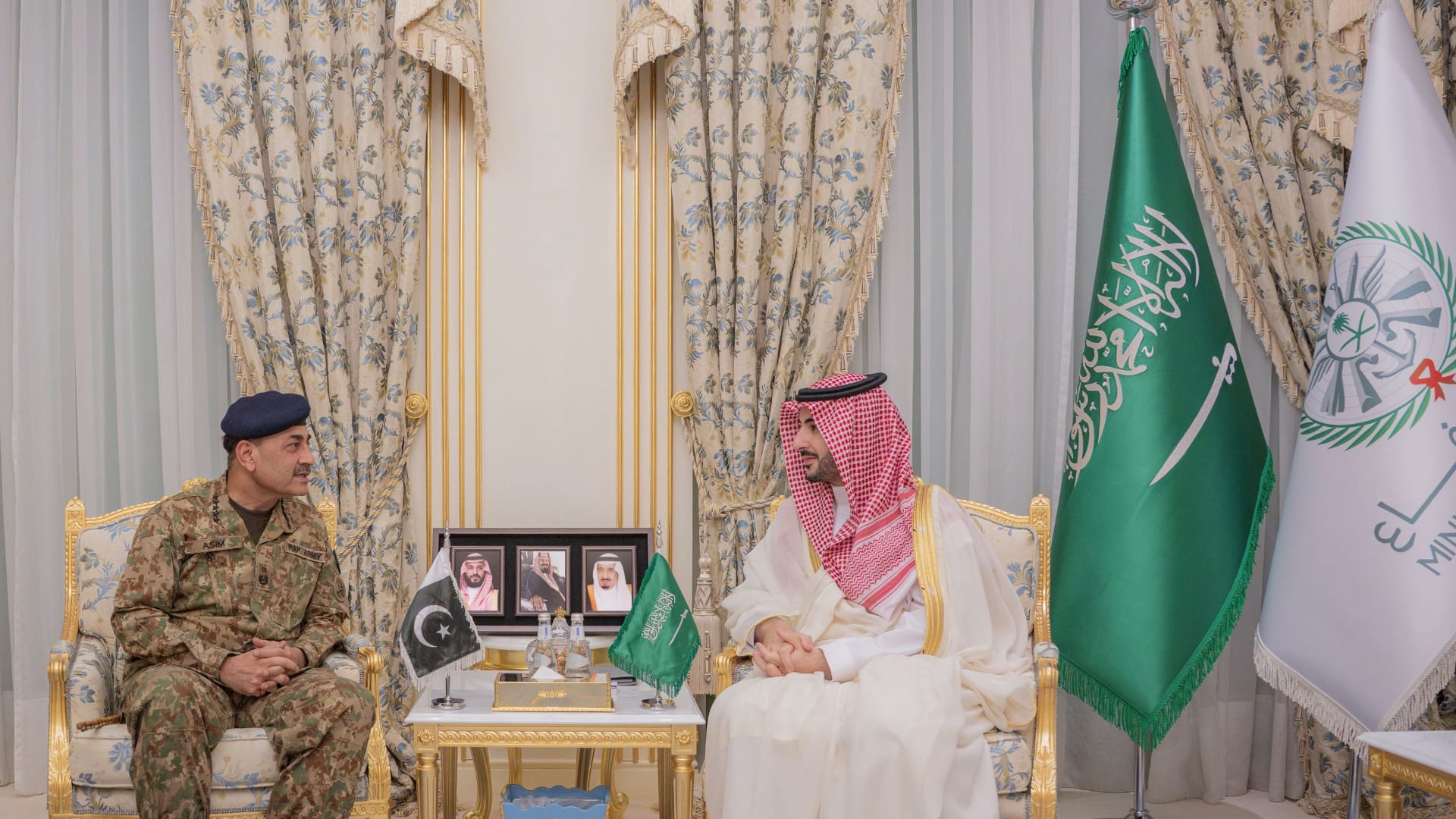 "بحثنا الاعتداءات الآثمة التي استهدفت مكة".. وزير دفاع السعودية عن لقاء قائد جيش باكستان
