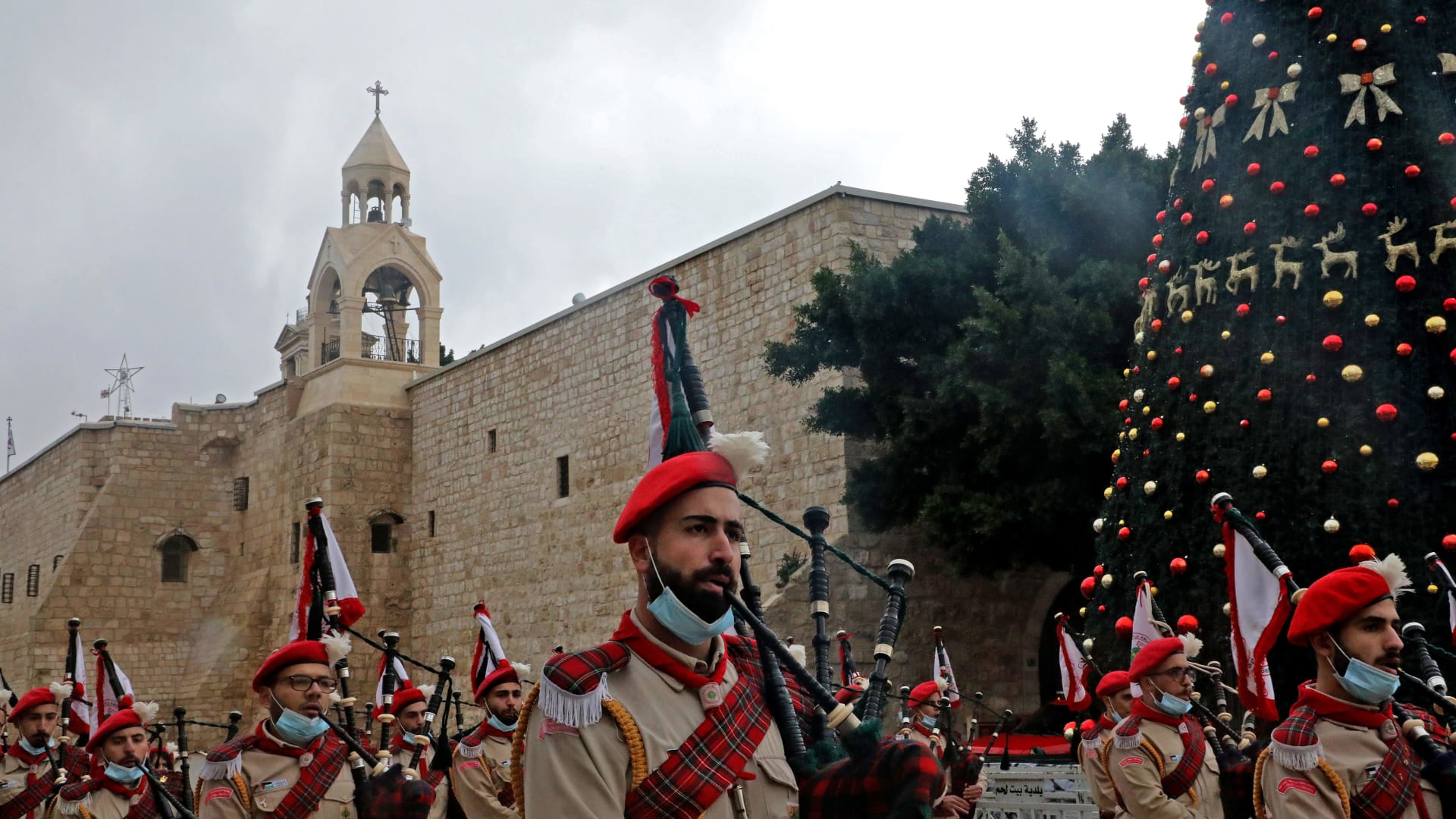 بدء احتفالات عيد الميلاد في مدينة بيت لحم عبر عرض للكشافة الفلسطينيين