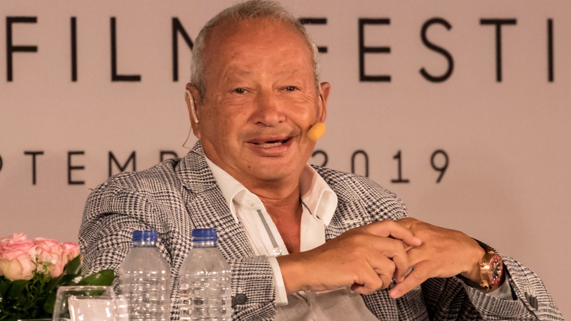 "هم يبكي بجد".. نجيب ساويرس يثير تفاعلا بتعليق ساخر على خبر يفيد بحبس تاجر بحوزته 240 دولارا و2000 ريال سعودي