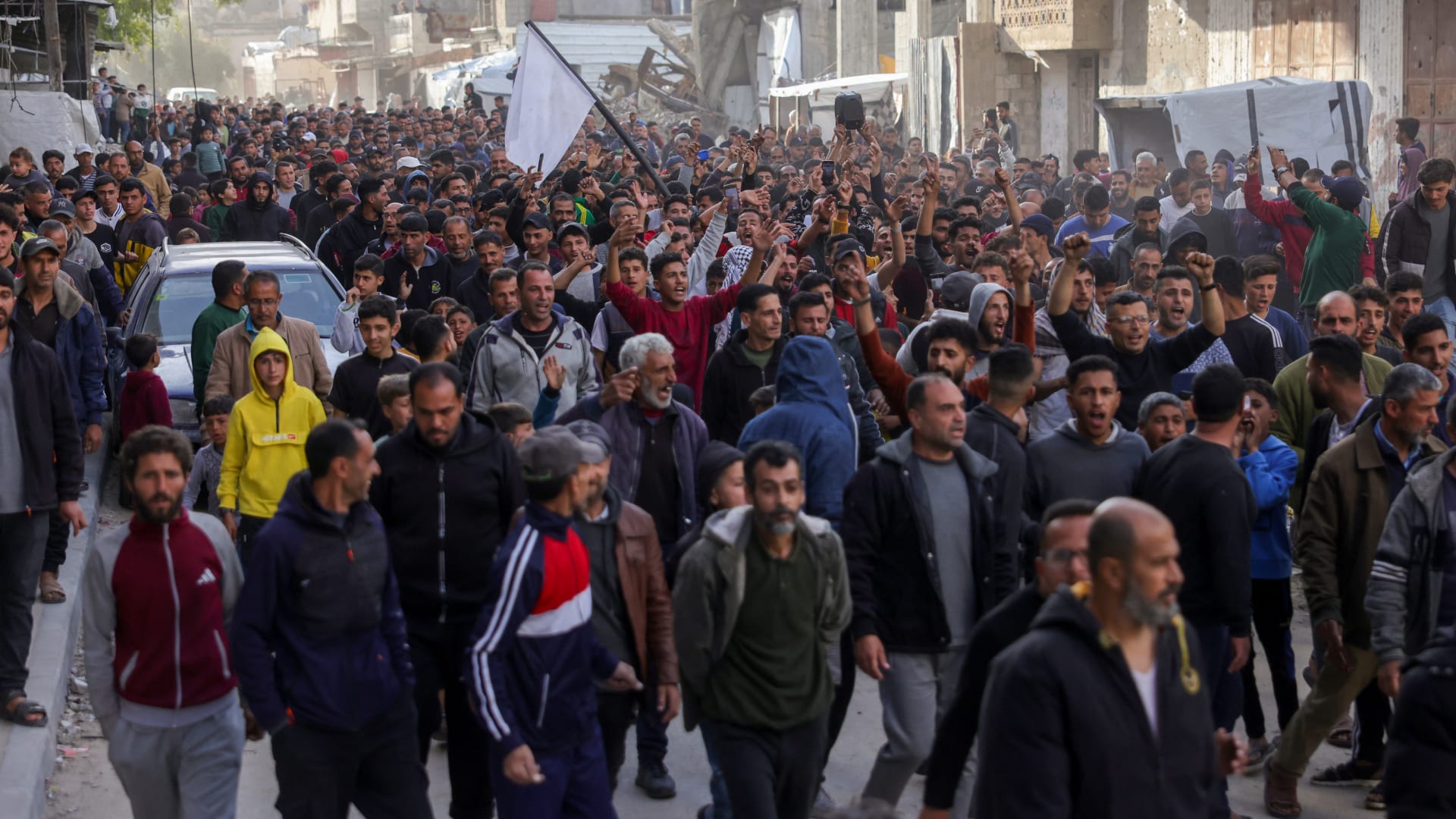 بالصور.. احتجاجات ضد حماس في غزة وما كتب على لوحات حملها مشاركون