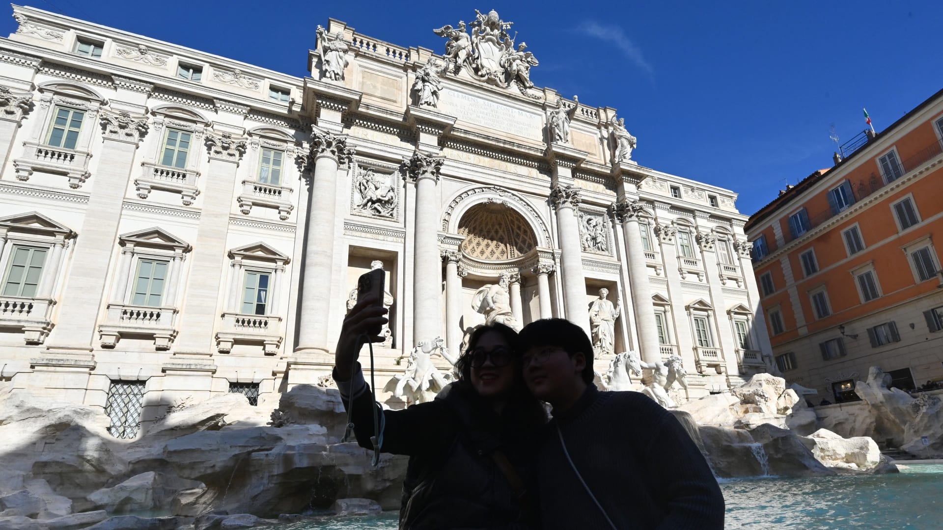 روما تفرض على السياح دفع 2 يورو لرمي عملات معدنية في نافورة تريفي