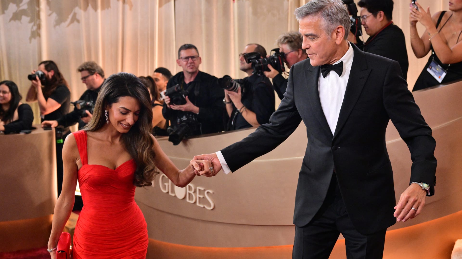 كلاسيكية وجرأة.. أبرز إطلالات المشاهير في حفل "غولدن غلوب" 2026