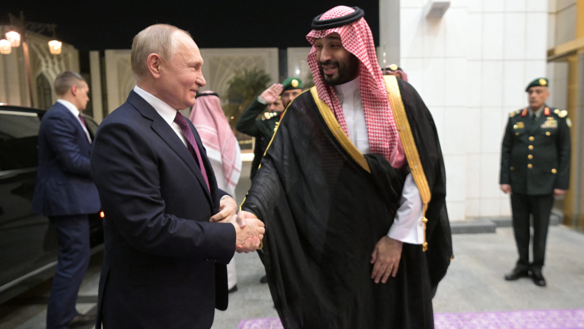 تفاعل على فيديو أسلوب مصافحة محمد بن سلمان وبوتين في الرياض 1 تفاعل على فيديو أسلوب مصافحة محمد بن سلمان وبوتين في الرياض