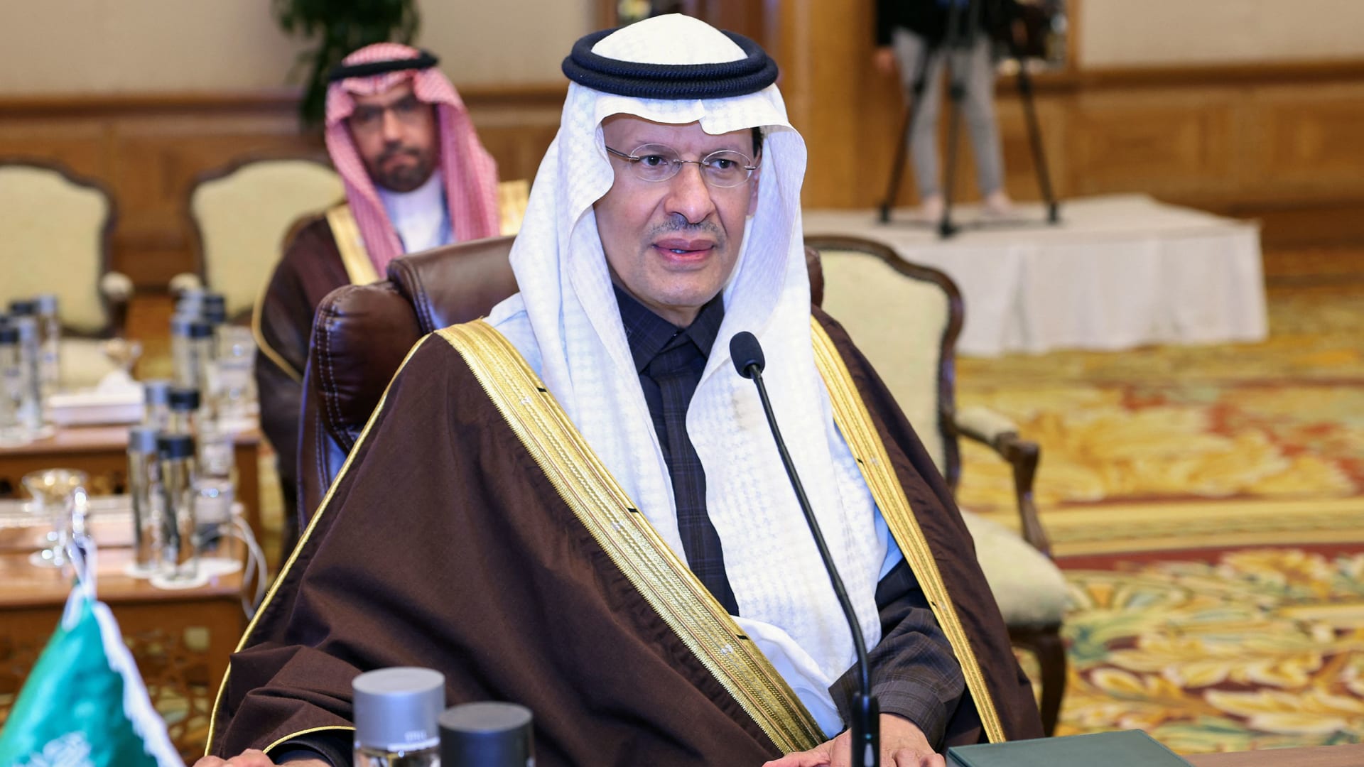 تفاعل على تلويح وزير الطاقة السعودي بعدم بيع النفط لأي دولة تفرض سقف سعري على نفط المملكة