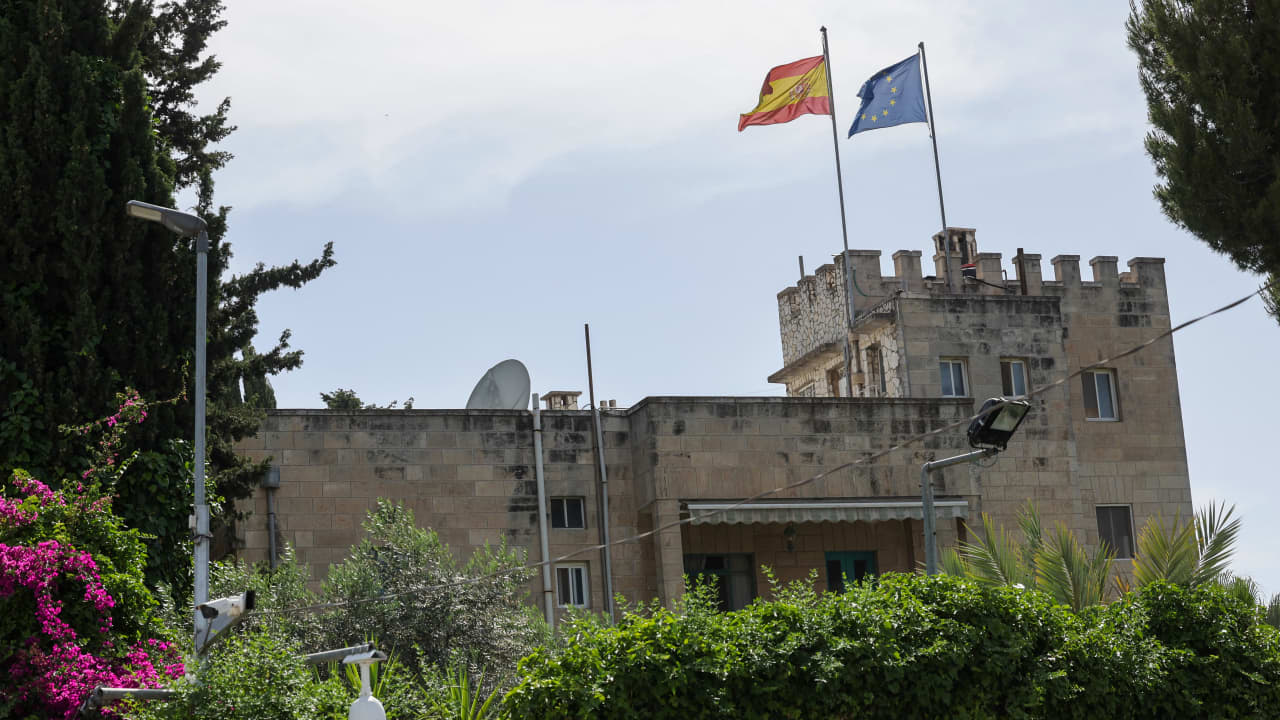 إسرائيل تحظر على القنصلية الإسبانية في القدس تقديم خدمات للفلسطينيين بالضفة الغربية 