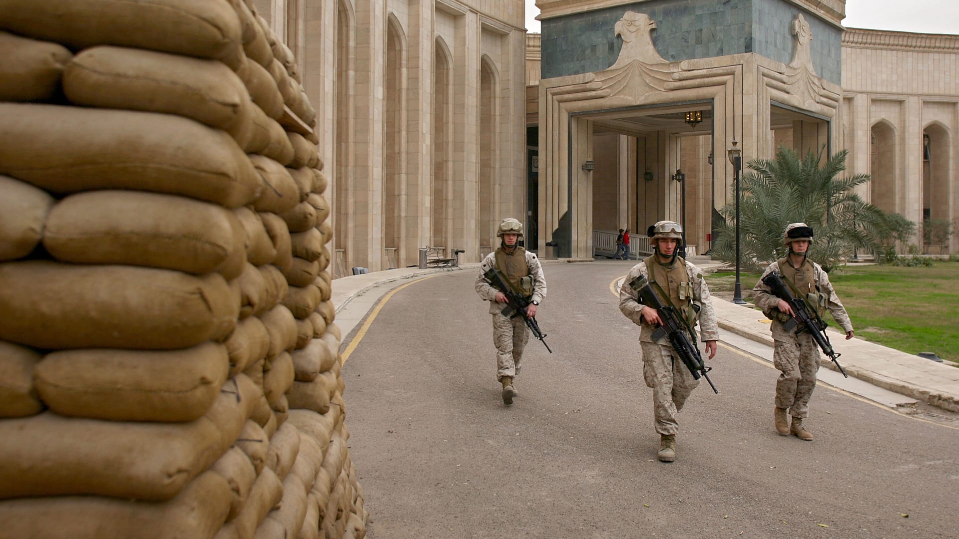 أول تعليق من قائد "كتائب سيد الشهداء" على استهداف السفارة الأمريكية في بغداد 1 أول تعليق من قائد "كتائب سيد الشهداء" على استهداف السفارة الأمريكية في بغداد