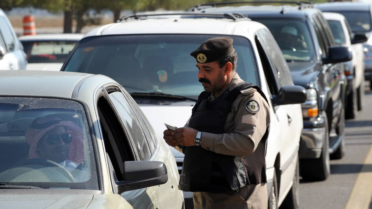السعودية.. الأمن يقبض على شخص سرق سيارة من أمام صاحبها أثناء صيانتها